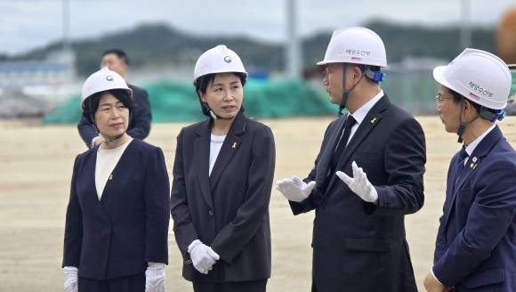이재명 더불어민주당 대선 후보의 배우자 김혜경(왼쪽 두 번째)씨가 21일 전남 목포신항을 찾아 세월호 선체에 대해 설명을 듣고 있다. 목포 연합뉴스