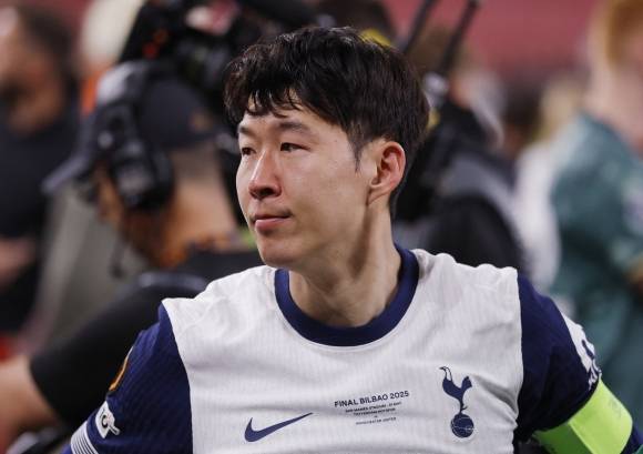 21일(현지시간) 스페인 빌바오 산 마메스 바리아에서 열린 유럽축구연맹(UEFA) 유로파리그(UEL) 토트넘 홋스퍼와 맨체스터 유나이티드의 결승전에서 토트넘 주장 손흥민이 우승을 확정지은 뒤 감정에 북받친 듯한 표정을 짓고 있다. 2025.5.21 빌바오 로이터 연합뉴스