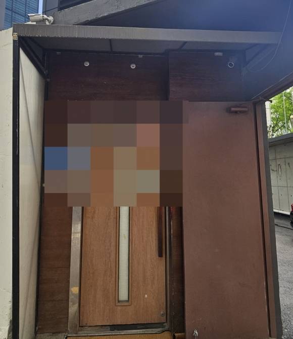 더불어민주당이 지귀연 부장판사의 ‘룸살롱 접대 의혹’ 장소로 지목한 것으로 알려진 업소의 출입구.  유규상 기자