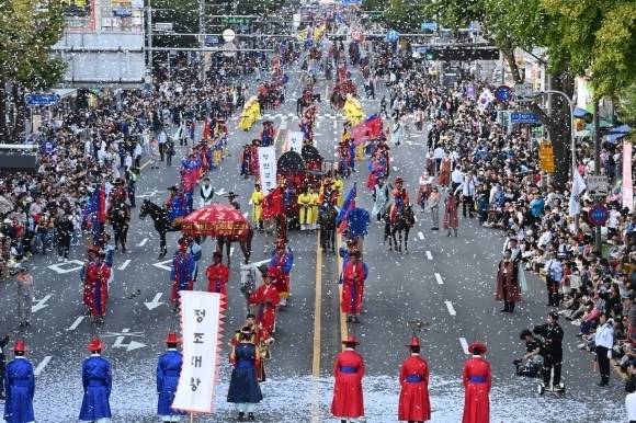 수원화성문화제 행사의 하나인 ‘정조대왕 능행차 공동 재현 퍼레이드’ 서울신문DB