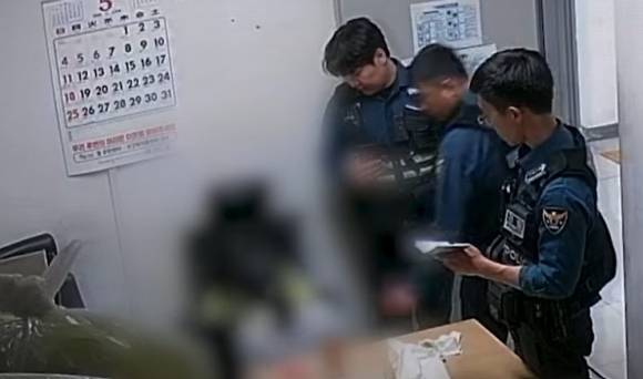 엄마가 잠깐 잠든 사이 기저귀만 찬 채 집을 나간 아이가 경찰의 도움으로 가족 품으로 돌아갔다. 사진은 파출소를 찾은 엄마가 아이를 쓰다듬는 모습. 경찰청 유튜브 캡처