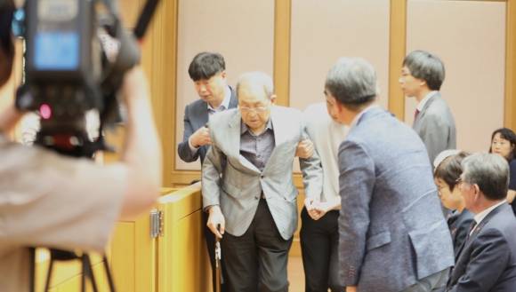 4·3 희생자로 결정되지 않은 92세 고령의 강택심씨가 22일 오후 경기 고양시 사법연수원 형사모의법정에서 들어서고 있다. 강씨는 빨갱이라는 억울한 누명을 벗기 위해 6·25참전을 했다가 다리를 잃고 의족을 차고 다니는 것으로 알려졌다. 뉴스1