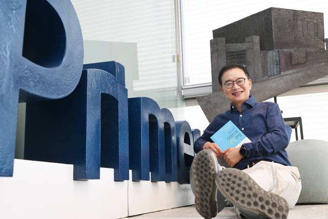 이달 9일 서울 강남구 프라이머 사무실에서 만난 권도균 프라이머 대표가 회사 CI 앞에서 웃음을 짓고 있다. 오승현 기자