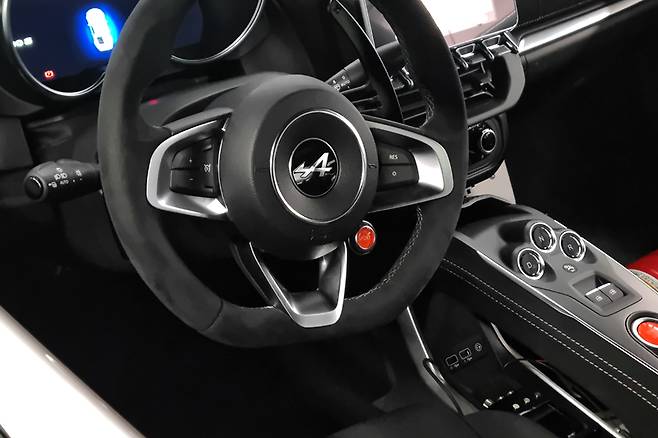 인제스피디움에서 마주한 알핀 A110 S. 사진 박낙호 기자