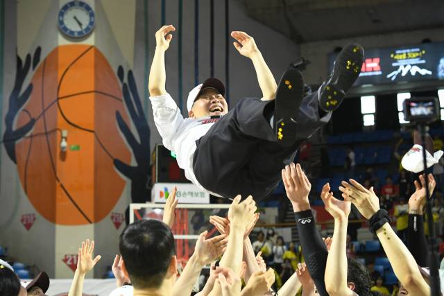선수들로부터 헹가래를 받는 조상현 감독. 사진 제공=KBL