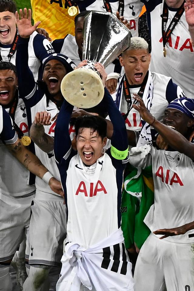 토트넘 손흥민이 22일(한국 시간) 유로파리그 우승 뒤 트로피를 들어 올리며 팀 동료들과 환호하고 있다. AFP연합뉴스