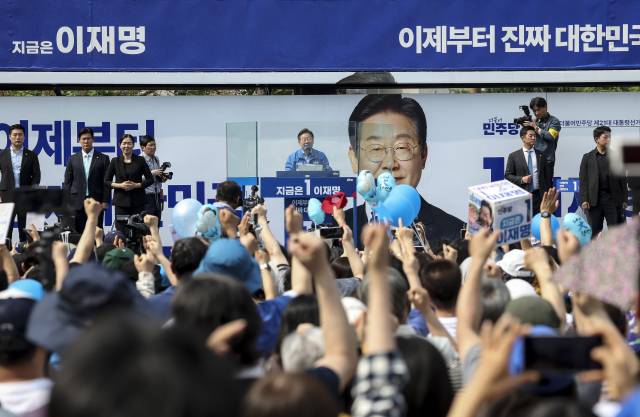 이재명 더불어민주당 대선 후보가 21일 인천 부평구 부평역 북광장에서 지지를 호소하고 있다. 인천=오승현 기자