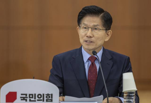 김문수 국민의힘 대선후보가 22일 서울 여의도 한국거래소에서 열린 중앙선거대책위원회 현장 회의에 참석해 주식시장 활성화를 위한 대책을 말하고 있다. 연합뉴스