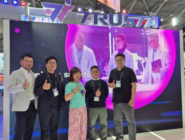 아시아 최대 정보기술(IT) 전시회 ‘컴퓨텍스 2025’가 열리는 대만 타이페이 난강전시관에서 찰리 우(왼쪽부터) 에이데이터 부사장, 김태균 파두 CBO, 셸리 첸 에이데이터 사장, 이지효 파두 대표이사 CEO, 남이현 파두 대표이사 CTO가 기념 사진을 촬영하고 있다. 양사는 이번 행사에서 그간 협업의 결과물을 발표했다.사진=파두