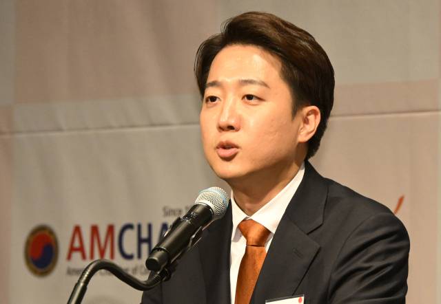 이준석 개혁신당 대선 후보가 22일 서울 용산구 그랜드하얏트서울에서 주한미국상공회의소(AMCHAM·암참) 특별 대담에 참석해 대담 전 모두발언을 하고 있다. 오승현 기자