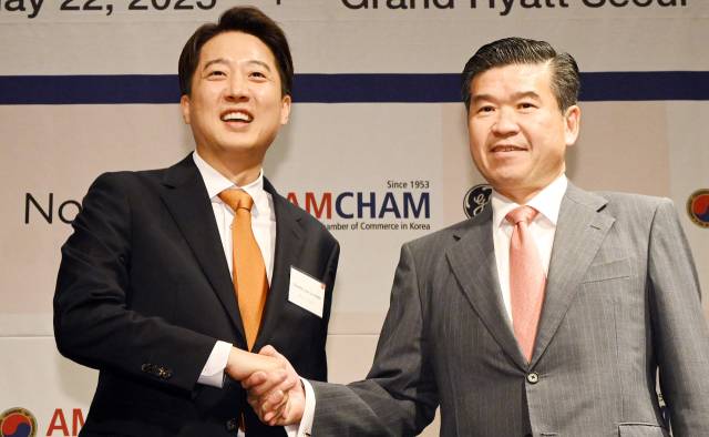 이준석(왼쪽) 개혁신당 대선 후보와 제임스 김 주한미국상공회의소(AMCHAM·암참) 회장이 22일 서울 용산구 그랜드하얏트서울에서 열린 암참 초청 특별 대담에 앞서 손을 맞잡고 기념 촬영을 하고 있다. 오승현 기자