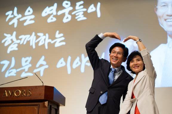 김문수 국민의힘 대선 후보가 5월 3일 경선 당시 아내 설난영 여사(가운데)와 함께 고양시 킨텍스에서 열린 제5차 전당대회에서 참석해 팔을 들어 하트 모양을 만들고 있다. 뉴시스&nbsp;