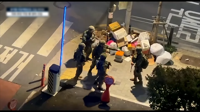 2024년 12월4일 김어준씨 측이 “계엄군이 유튜브 스튜디오 건물을 봉쇄했다”라며 영상을 공개했다. ⓒ‘김어준의 겸손은 힘들다’ 유튜브 갈무리