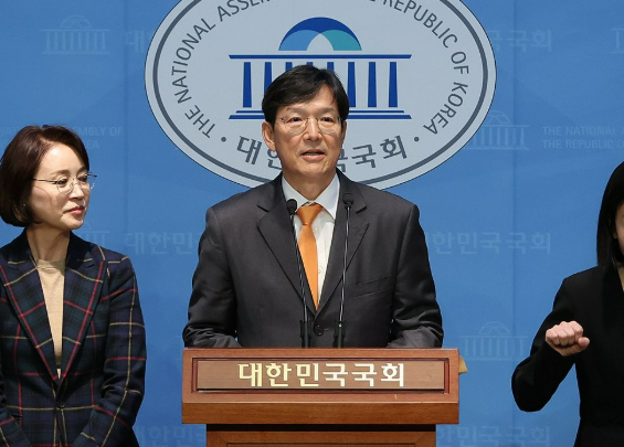 함익병 개혁신당 당시 선거관리위원장(현재 공동선대위원장)이 3월18일 서울 여의도 국회 소통관에서 조기 대선의 개혁신당 대선 후보로 이준석 의원을 선출한 투표결과를 설명하고 있다. ⓒ연합뉴스