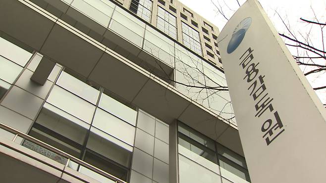 금융감독원은 최근 가상자산 시장 내 불공정거래 행위에 대한 관리·감독을 강화하고, 적발 시 엄중 조치하겠다고 밝혔다. 사진은 서울 여의도에 위치한 금융감독원 ⓒ연합뉴스