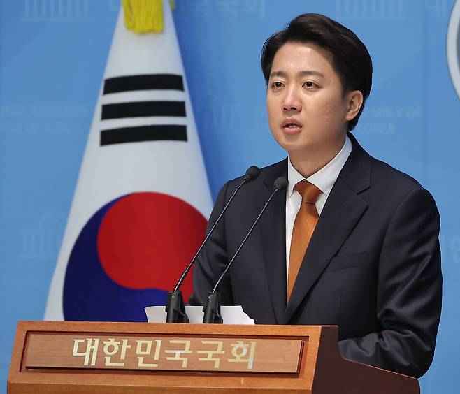 이준석 개혁신당 대선 후보가 22일 서울 여의도 국회 소통관에서 국민의힘 김문수 대선 후보와의 단일화 요구에 대한 입장 발표 기자회견을 하고 있다. ⓒ연합뉴스