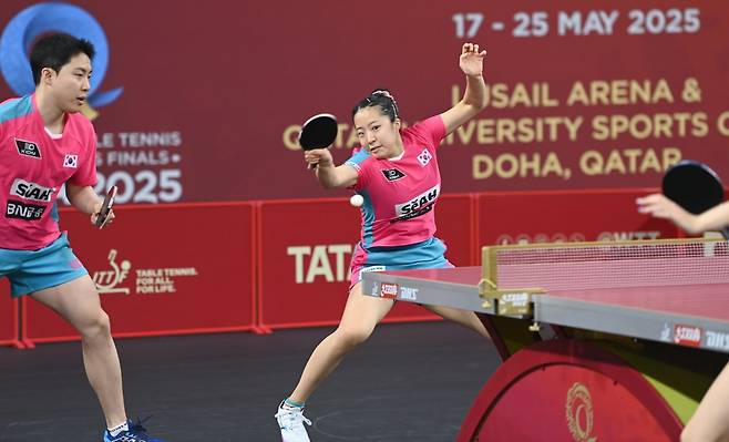 임종훈(왼쪽)-신유빈이 세계탁구선수권대회에서 2대회 연속 메달을 수확했다. 22일(한국시간) 카타르 도하의 루사일스포츠아레나에서 벌어진 린윤주-정이징과 2025세계선수권대회 혼합복식 8강전에서 게임스코어 3-2 로 이겨 4강에 올랐다. 이번 대회는 동메달 결정전이 없어 4강에만 올라도 메달이 주어진다. 사진제공│대한탁구협회