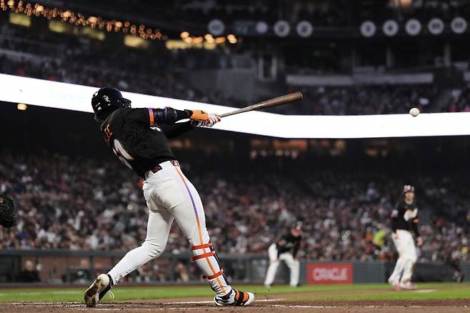 샌프란시스코 이정후가 21일(한국시간) 오라클파크에서 열린 캔자스시티와 홈경기 5회말 적시타를 친 뒤 세리머니를 펼치고 있다. 샌프란시스코(미 캘리포니아주)｜AP뉴시스