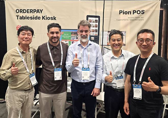 김혁균 대표(우측에서 두 번째)와 글로벌 식당 체인 임원