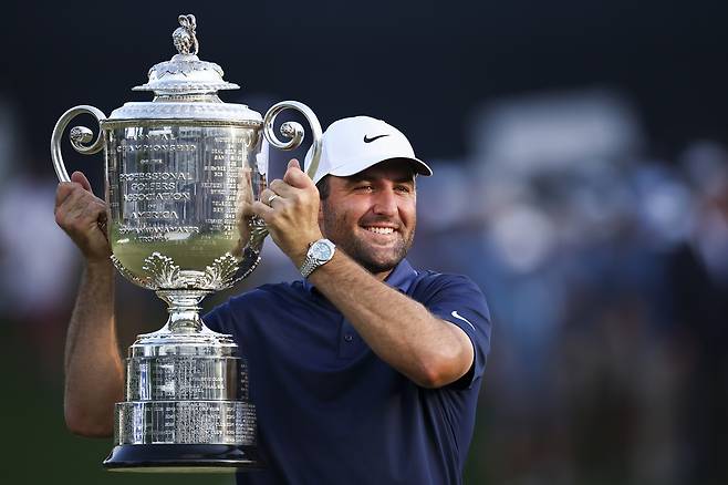 스코티 셰플러가 지난 19일 끝난 PGA 챔피언십에서 우승한 뒤 우승 트로피를 들어올리며 웃고 있다. 게티이미지코리아