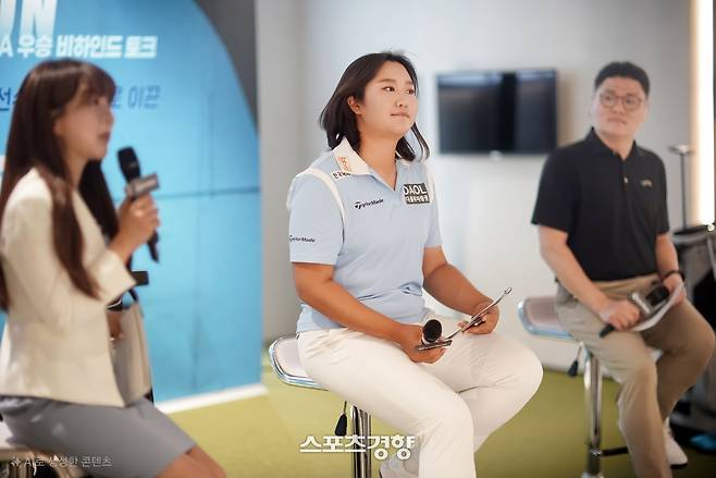 유해란이 지난 21일 서울 여의도 테일러메이드 행사장에서 주니어 골퍼, 팬들을 상대로 비하인드 토크쇼를 진행하고 있다. |테일러메이드 제공