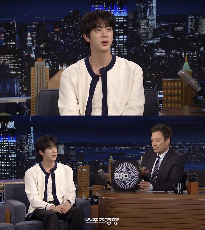 방탄소년단 멤버 진의 NBC 인기 프로그램 ‘더 투나잇 쇼 스타링 지미 팰런’ 출연 모습. ‘더 투나잇 쇼’ X 공식 계정