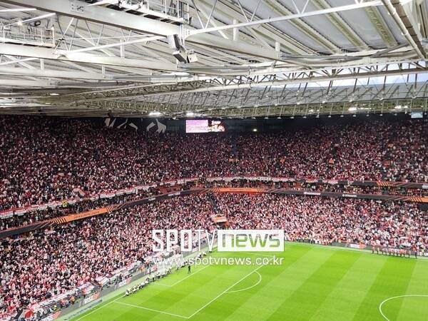 ▲ 맨체스터 유나이티드 팬들은 깃발을 흔들며 차분하게 응원을 시작했다. 손흥민은 교체 명단에 들어 몸을 풀었다.