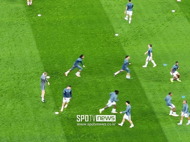 ▲ 교체로 몸을 푸는 손흥민.