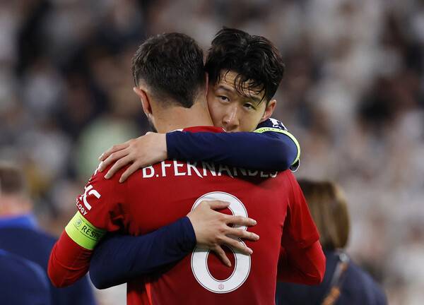 ▲ 브루노 페르난데스를 안아준 손흥민, 로드리고 벤탄쿠르가 달려와 안은 손흥민. ⓒ연합뉴스/REUTERS/AP