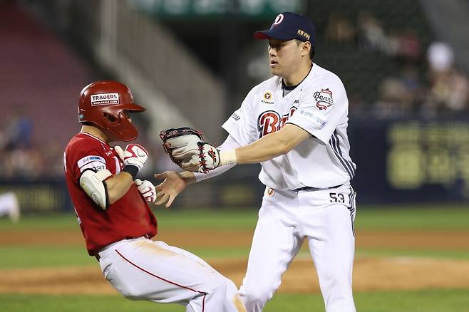 ▲ 2회 치명적인 포구 실책으로 주지 않아도 될 점수를 준 1루수 양석환 ⓒ두산베어스