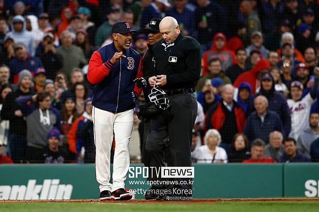 ▲ 보스턴 레드삭스 알렉스 코라 감독은 21일 메츠전에서 3회 퇴장당했다. 워커 뷸러가 볼 판정에 불만을 품고 심판과 싸우다 퇴장당한 뒤였다.