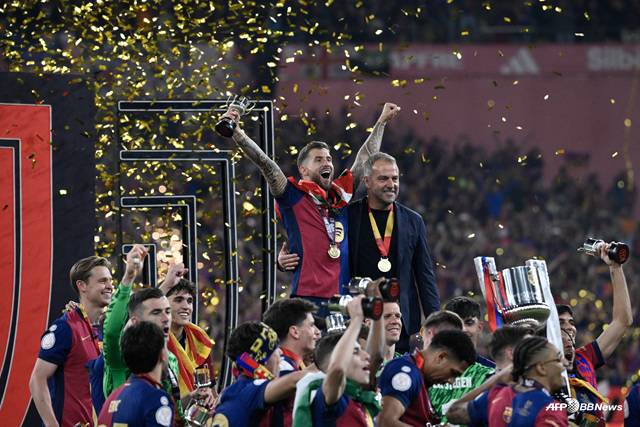 한지 플릭 감독(가운데)을 비롯해 바르샐로나 선수들이 우승 세리머니를 펼치고 있다. /AFPBBNews=뉴스1