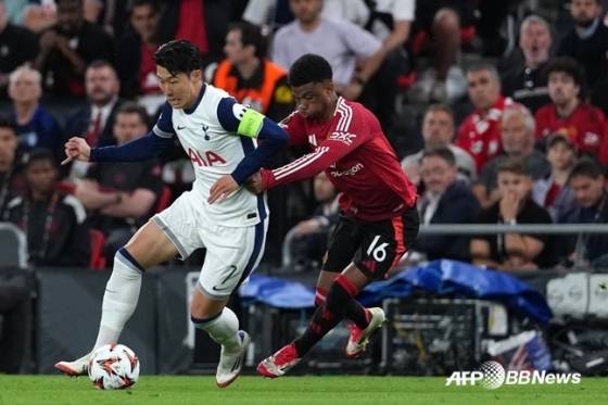 손흥민(왼쪽)이 돌파를 시도하고 있다. /AFPBBNews=뉴스1