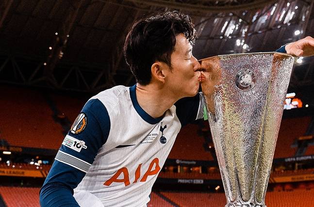 커리어 첫 트로피를 들어올린 손흥민. /사진=토트넘 핫스퍼 공식 SNS