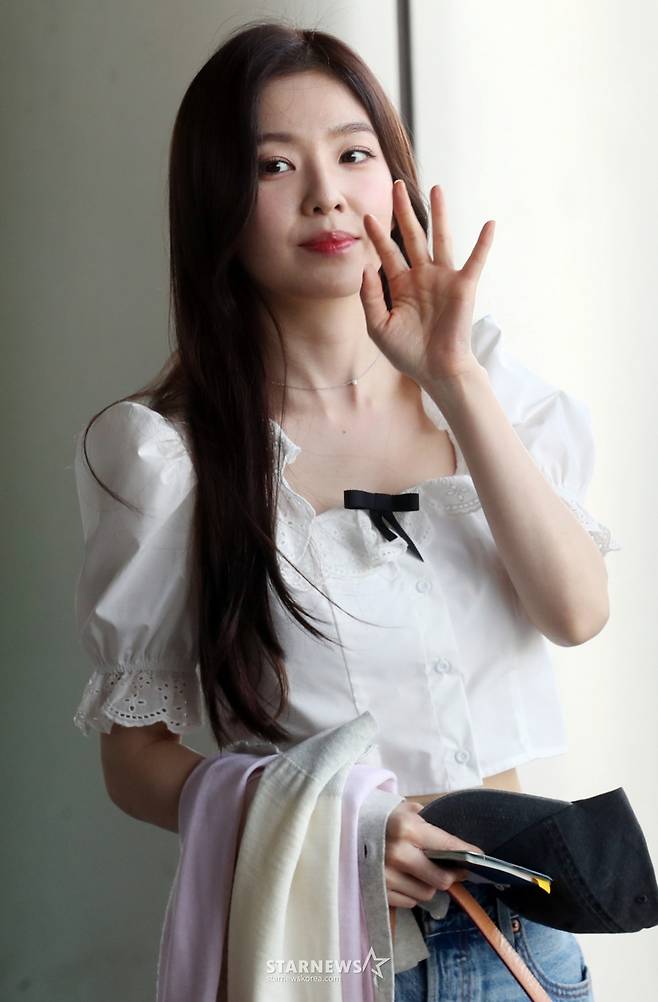 그룹 레드벨벳(Red Velve) 아이린이  ‘케이콘 재팬 2024’ 공연을 위해 10일 오전 서울 강서구 김포국제공항을 통해 출국하고 있다. 2024.05.10 /사진=임성균