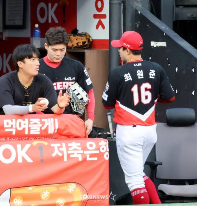 최원준이 더그아웃으로 들어가고 있다. /사진=KIA 타이거즈