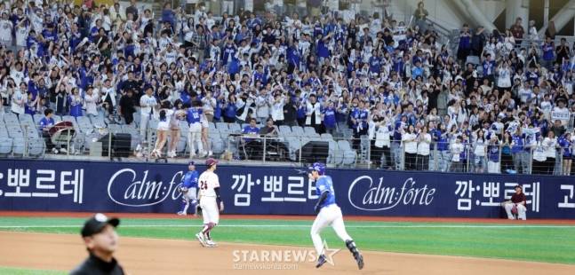 구자욱의 홈런에 환호하는 삼성 팬들. /사진=강영조 선임기자