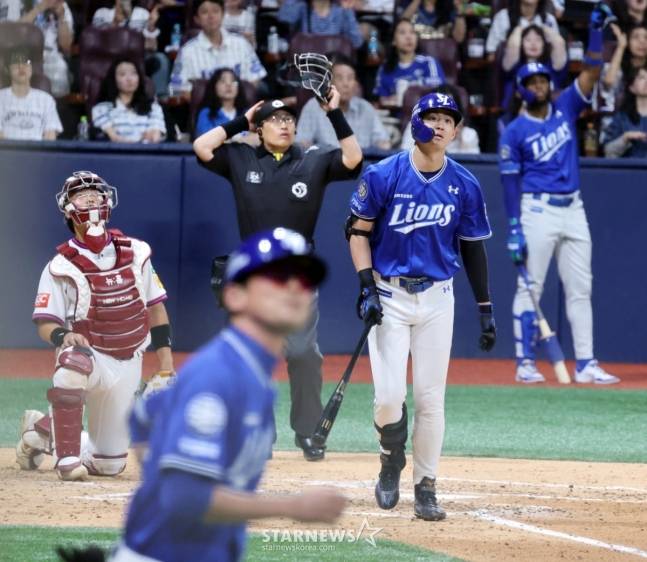 구자욱(오른쪽)이 8회초 투런 홈런을 날리고 타구를 바라보고 있다. /사진=강영조 선임기자