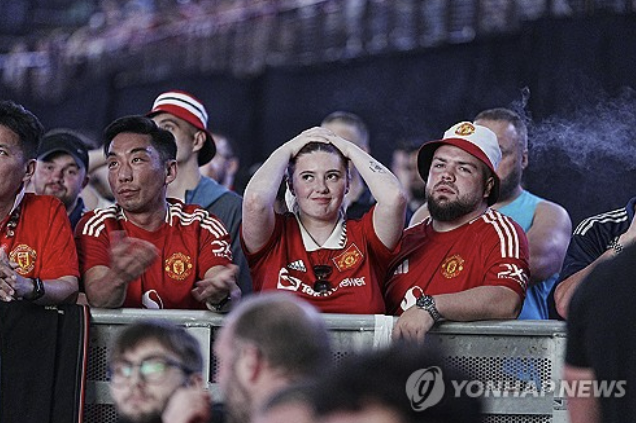 トッテナムは、22日の午前4時からスペインのビルバオにあるエスタジオサンマムズでマンチェスターユナイテッド（イングランド）とUEFAヨーロッパリーグファイナルを演じています。最近負傷から戻ってきた息子・フンミンは、ゲームのベンチを待っています。トッテナムは、ディフェンダールークショーの42分の前半の前半を終えました。この後、息子のフンミンは2015年にトッテナムに加わった後、最初の公式チャンピオンシップに勝ちます。