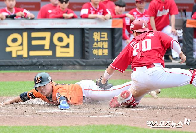 18일 오후 대전 한화생명 볼파크에서 열린 '2025 신한 SOL Bank KBO리그' SSG 랜더스와 한화 이글스의 경기, 9회말 2사 3루 한화 문현빈이 홈스틸을 시도하다 SSG 조형우에게 태그아웃을 당하고 있다. 엑스포츠뉴스 DB