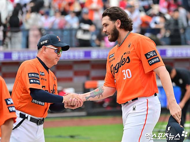17일 오후 대전 한화생명 볼파크에서 열린 '2025 신한 SOL Bank KBO리그' SSG 랜더스와 한화 이글스의 더블헤더 1차전 경기, 한화가 8이닝 2피안타 1볼넷 18탈삼진 무실점 괴력투를 선보인 폰세의 호투에 힘입어 SSG에 1:0 승리를 거뒀다.  이날 경기에서 승리한 한화 김경문 감독이 폰세를 축하해주고 있다. 엑스포츠뉴스 DB