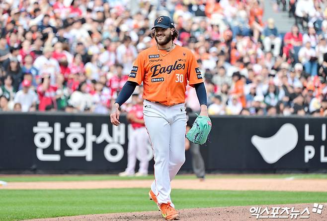 17일 오후 대전 한화생명 볼파크에서 열린 '2025 신한 SOL Bank KBO리그' SSG 랜더스와 한화 이글스의 더블헤더 1차전 경기, 4회초 수비를 마친 한화 폰세가 미소를 보이고 있다. 엑스포츠뉴스 DB