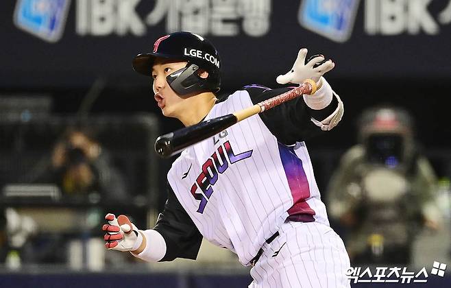 LG 포수 이주헌은 21일 사직구장에서 열린 '2025 신한 SOL Bank KBO 리그' 롯데와 주중 3연전 두 번째 경기를 앞두고 최근 황금사자기 우승컵을 들어 올린 성남고 후배들을 칭찬했다. 엑스포츠뉴스 DB