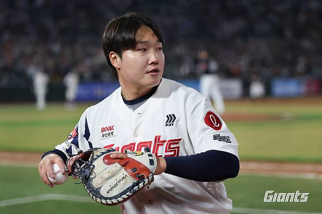 롯데 포수 정보근은 22일 사직구장에서 열릴 '2025 신한 SOL Bank KBO 리그' LG와 주중 3연전 마지막 경기를 앞두고 손목과 무릎 부상으로 1군 엔트리에서 빠졌다. 롯데 자이언츠