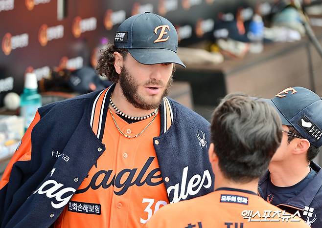 17일 오후 대전 한화생명 볼파크에서 열린 '2025 신한 SOL Bank KBO리그' SSG 랜더스와 한화 이글스의 더블헤더 1차전 경기, 7회초 수비를 마친 한화 폰세가 최재훈과 대화를 나누고 있다. 엑스포츠뉴스 DB