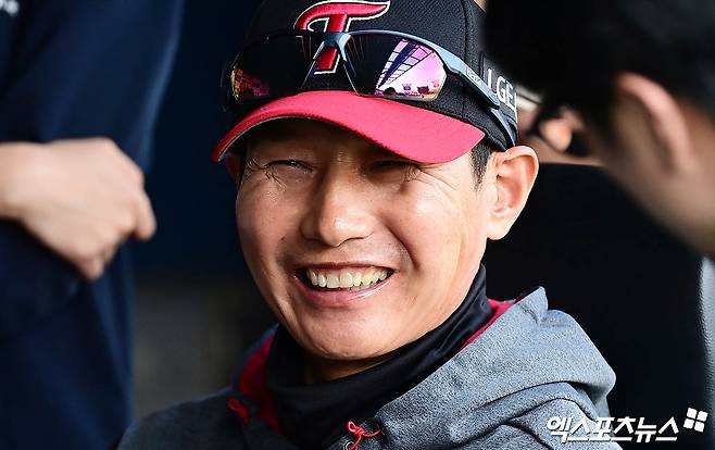 염경엽 LG 감독은 22일 사직구장에서 열릴 '2025 신한 SOL Bank KBO 리그' 롯데와 주중 3연전 마지막 경기를 앞두고 필승조가 나서지 못하는 현상황에 쓴웃음을 지었다. 엑스포츠뉴스 DB