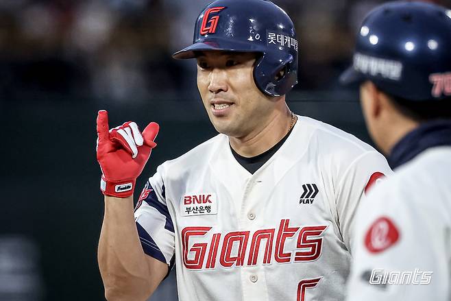 롯데 외야수 전준우는 22일 사직구장에서 열린 '2025 신한 SOL Bank KBO 리그' LG와 주중 3연전 마지막 경기에서 4번 지명타자로 선발 출전했다. 팀 내 가장 많은 4안타와 1타점을 기록해 공격에 활력을 불어넣었다. 롯데 자이언츠