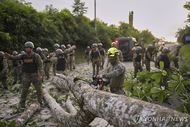 고속도로 봉쇄 구간 정리하는 파나마 경찰 [피리아티 AP=연합뉴스. 재판매 및 DB 금지]