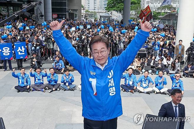이재명 후보, 서울 집중유세 현장서 '엄지척' (서울=연합뉴스) 김주성 기자 = 더불어민주당 이재명 대선 후보가 19일 서울 용산역광장에서 열린 집중유세에서 연설을 마친 후 엄지를 들어 보이고 있다. 2025.5.19 [공동취재] utzza@yna.co.kr