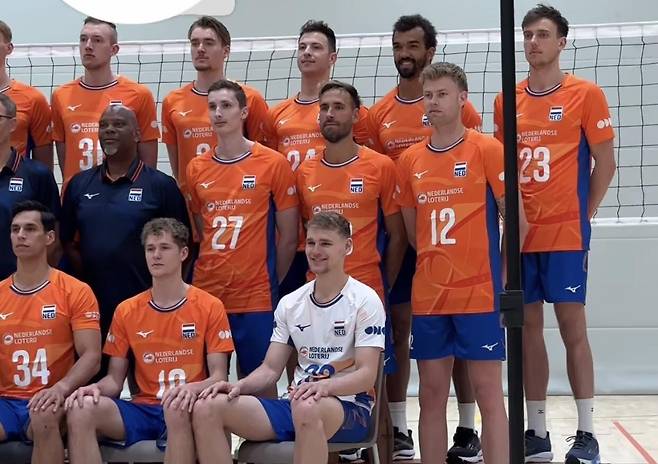 네덜란드 대표팀의 아히(뒷줄 오른쪽에서 2번째) [네덜란드 배구협회 홈피 캡처. 재판매 및 DB 금지]